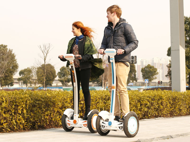 Airwheel S3 2 R?dern Elektroroller ist wirklich eine stilvolle Elektroroller mit Mehrfachfunktionen. Es hat eine breite Plattform zu stehen und Musik über den eingebauten Bluetooth kann man anh?ren, wenn am Strand zu gleiten.