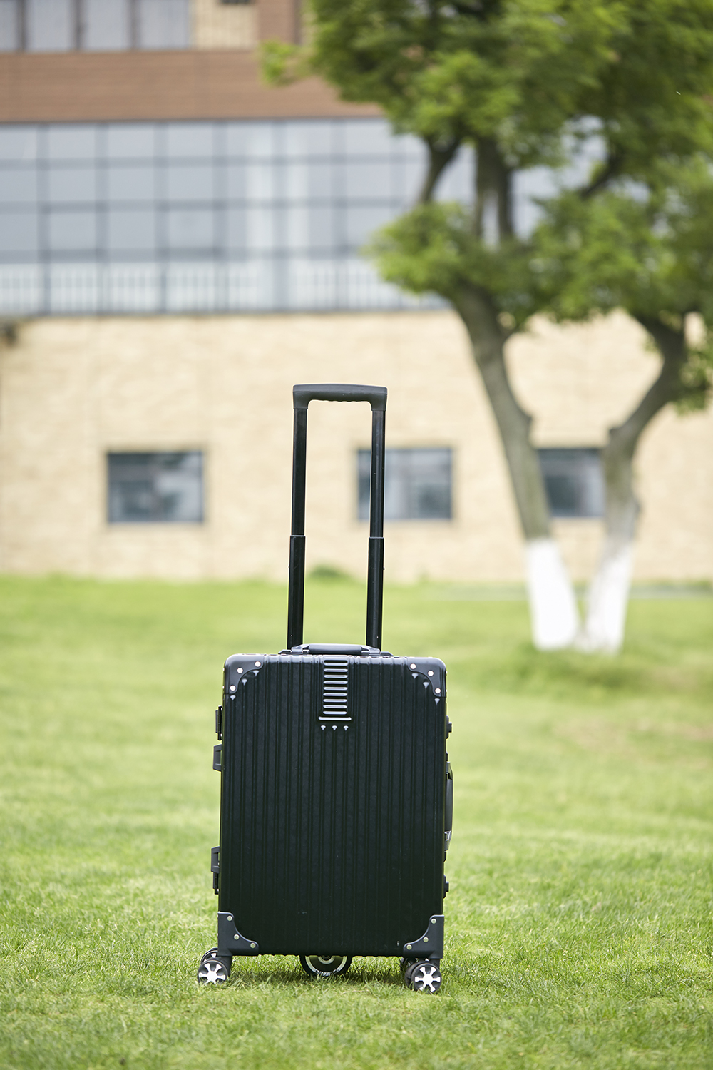 Airwheel SR5 electric traveling suitcase