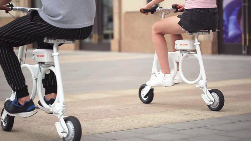 Reiten einer Airwheel E3, findet man die schöne Landschaft rund um ihm oder ihr.