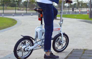 Größere Batteriekapazität und effiziente Fahrzeugeinheiten garantieren die lange Reihe der Airwheel R5 tragbare Elektro-Bike. 