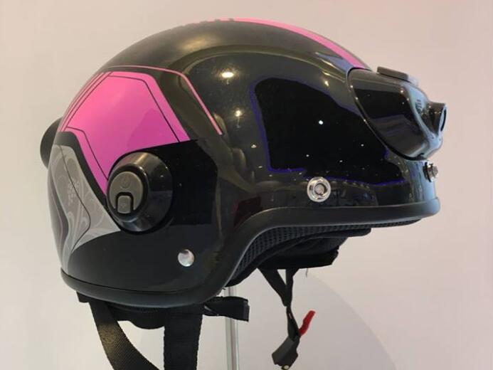 C6-Scooter-Helm gehört zu den intelligenten Gadgets, die Sicherheit und Unterhaltung perfekt kombinieren.